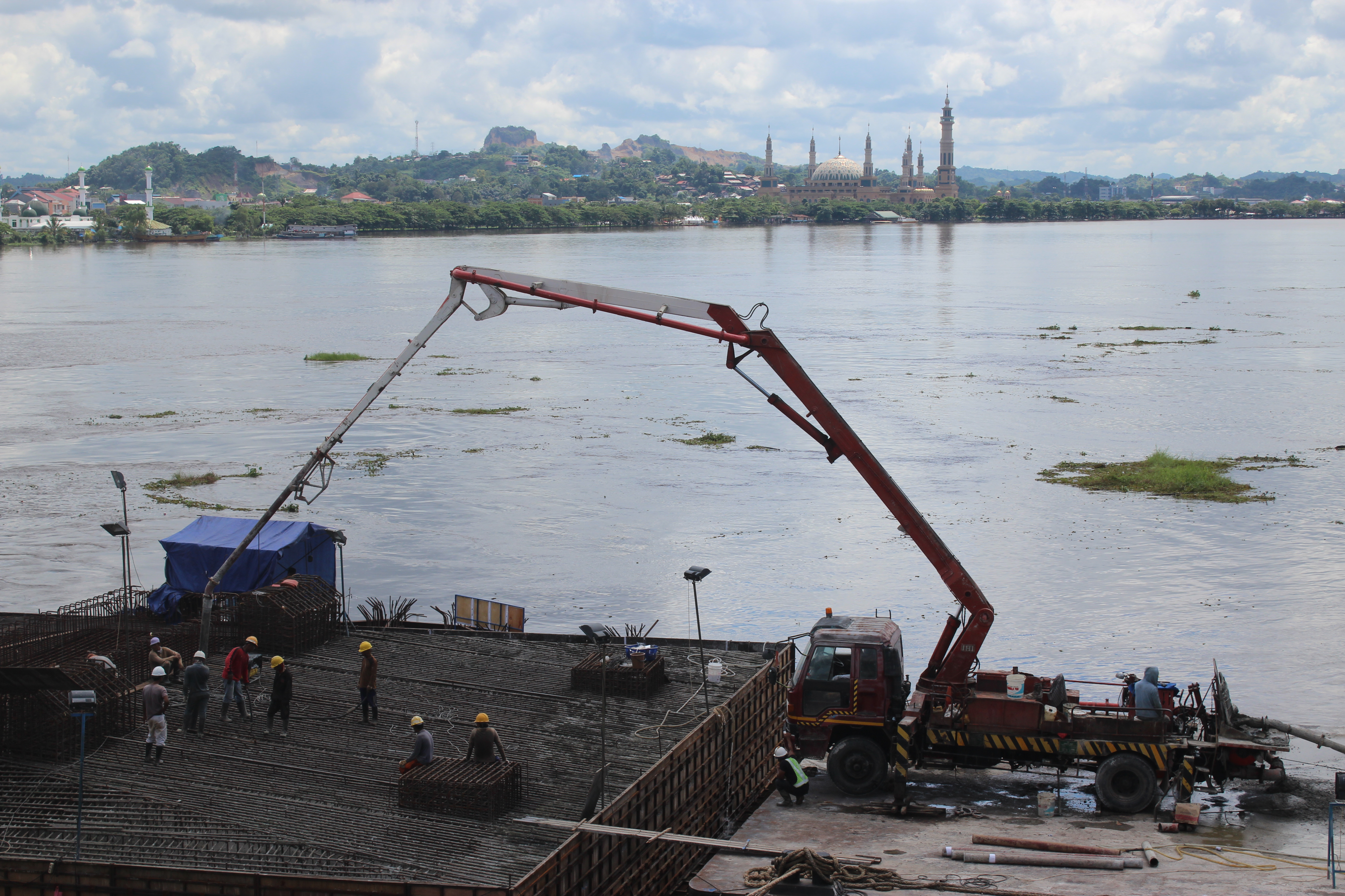 Concrete Pump di tengah Sungai Mahakam, Samarinda, Kalimantan Timur.